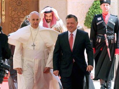 O papa Francisco e o rei da Jordânia neste sábado em Amã.