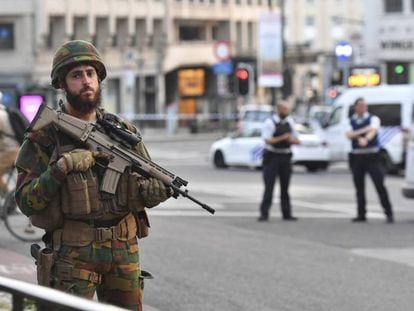 Um soldado vigia os acessos à estação central de Bruxelas nesta terça-feira.