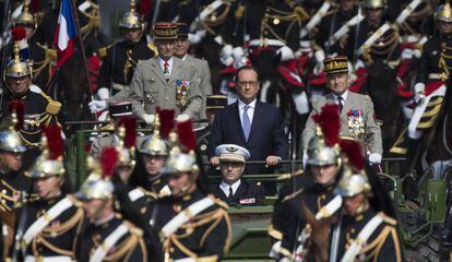 O mandatário francês, François Hollande, durante o desfile militar do Dia da Bastilha, nesta terça-feira em Paris.