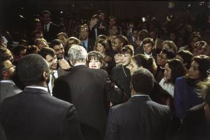 A aventura entre Monica Lewinsky e Bill Clinton saiu a público em janeiro de 1998. Na fotografia acima, uma das demonstrações de afeto em público entre Clinton e Lewinsky, ante o olhar dos assessores em um evento democrata em outubro de 1996.