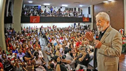 Lula em ato pela Petrobras.