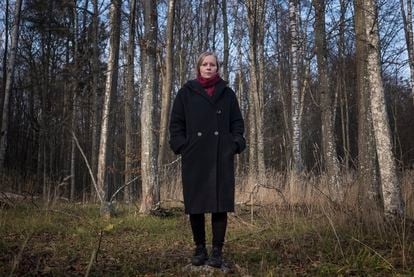 Joanna Lapinska, ativista de uma rede local de ajuda a refugiados, neste sábado, em um dos acessos à floresta de Bialowieza, no nordeste da Polônia.