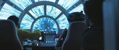Lando pilota a nave Millenium Falcon em um salto para o hiperespaço