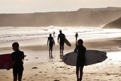 Surfistas na praia de Mareta, em Sagres (Portugal).