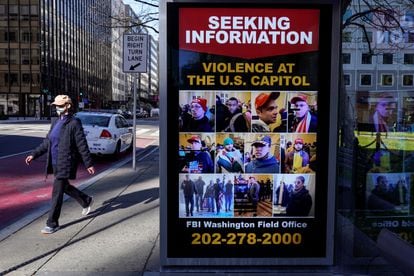 Cartaz do FBI em Washington pede informação sobre suspeitos da invasão do Capitólio.