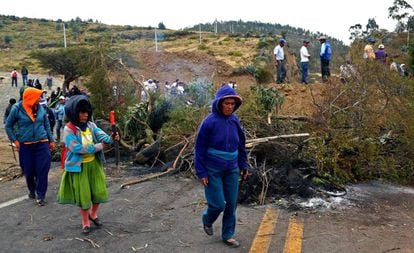 Grupo de indígenas bloqueia uma estrada em ato de protesto.