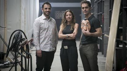 Diego Ávalos, diretor de conteúdo original da Netflix na Europa, Cristina López, produtora, e o ator Pedro Alonso, no set de ‘La Casa de Papel’.