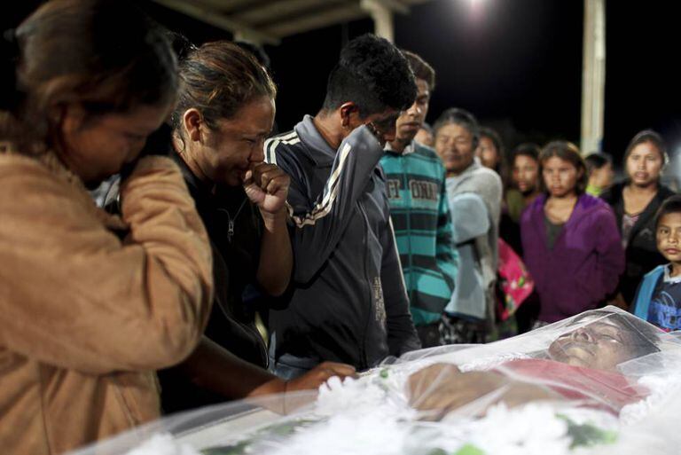 Familiares choram no velório de Clodiode Aquileu Rodrigues de Souza, de 26 anos.