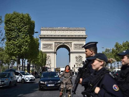 Policiais franceses patulham a Champs &Eacute;lys&eacute;es, em Paris, um dia ap&oacute;s o atentado. 