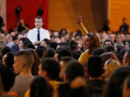 Emmanuel Macron, em um encontro com jovens, na quinta-feira passada em Étang-sur-Arroux.