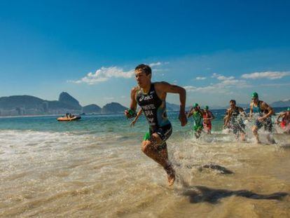 Evento-teste de triatlo em Copacabana.