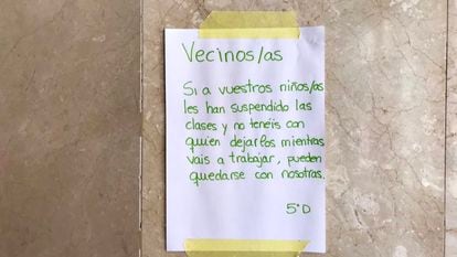 Cartaz onde estudantes oferecem ajuda aos vizinhos para cuidar das crianças, publicado no Twitter por Camila Pinheyro.

TWITTER /
11/03/2020