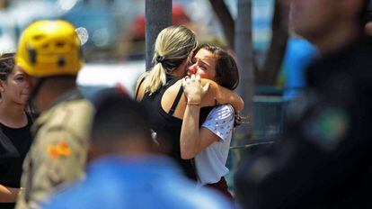 Estudante do Colégio Goyases abraça a mãe após colega atirar em alunos em Goiânia