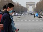 Turistas usam máscaras de proteção na avenida Champs Elysees, em Paris, no dia 17 de março.