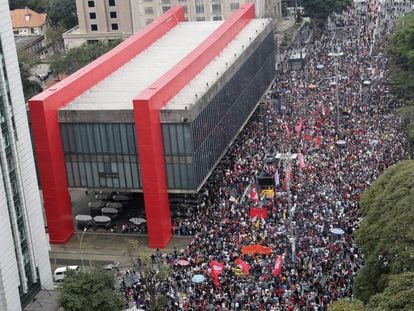 Manifestantes marcham na Paulista por &#039;Diretas J&aacute;!&#039;.