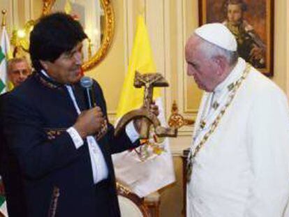 Evo Morales, entregando o presente ao Papa. Efe/Agencia Boliviana de Información EFE
