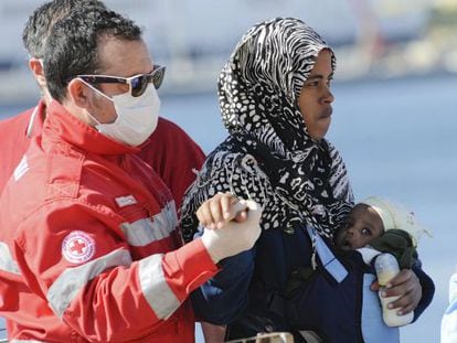 Imigrante resgatada desembarca em Palermo no sábado.