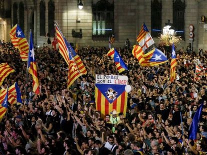 Manifestantes pr&oacute;-independ&ecirc;ncia comemoram na pra&ccedil;a  Sant Jaume em Barcelona. 