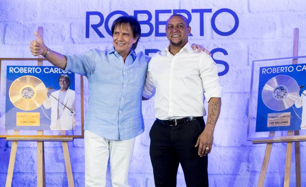 Roberto Carlos, o cantor, e Roberto Carlos, o ex-jogador de futebol, durante um evento promocional na tarde desta segunda-feira em Madri
