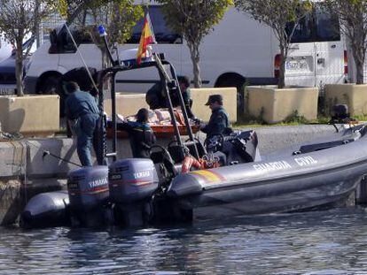 A Policia civil leva o novo cadáver até o porto.
