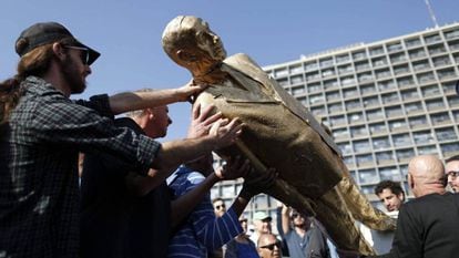 A estátua dourada de Netanyahu é retirada da praça Rabin, nesta terça-feira.