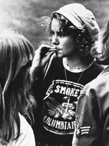 Uma mulher fuma maconha na Universidade de Maryland, em 1977.