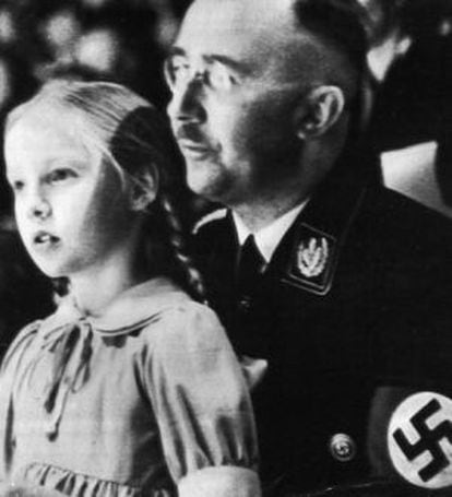 Himmler com sua filha Gudrun, em 1938.