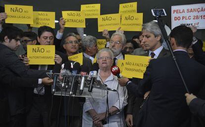 Parlamentares protestam contra Cunha na quinta-feira.
