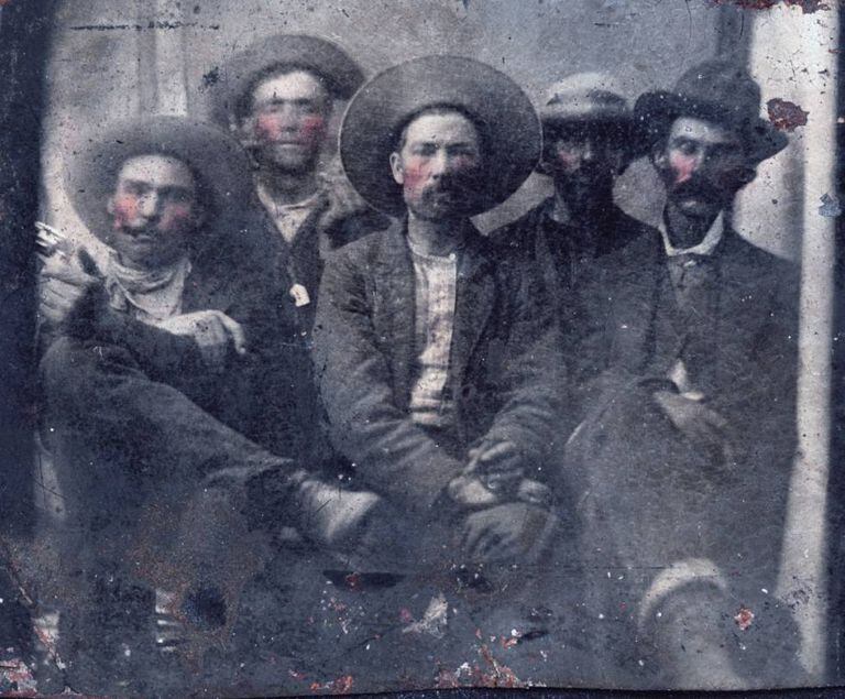 Encontrada foto com duas lendas do Oeste: Billy the Kid (segundo à esquerda) e Pat Garrett (na ponta direita)
