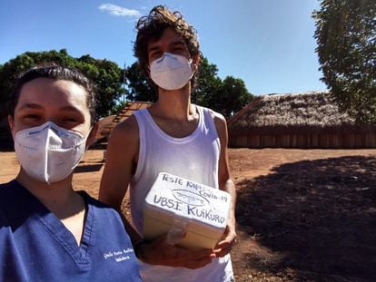 A médica Giulia Parise Balbão e o enfermeiro Kadmiel Junior da Silva, contratados para atuar na aldeia.