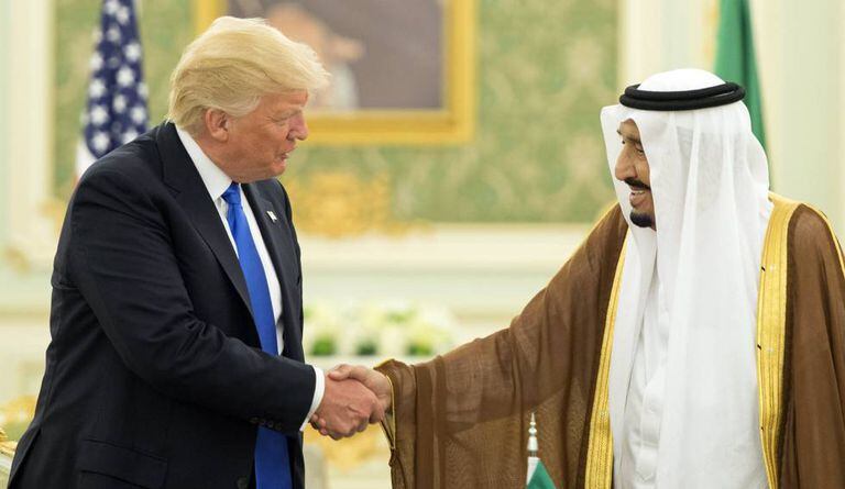 O presidente dos Estados Unidos, Donald Trump, cumprimenta o rei da Arábia Saudita, Salman bin Abdulaziz al-Saud, em encontro de maio de 2017