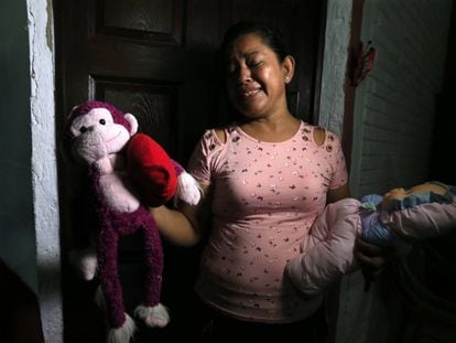 Rosa Ramirez se emociona ao mostrar os brinquedos da neta, Valeria, de um ano e 11 meses, que morreu afogada com o pai (filho dela), no rio Bravo.
