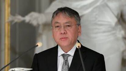 O prêmio Nobel de Literatura, Kazuo Ishiguro, oferece uma coletiva de imprensa depois da leitura de seu discurso de aceitação.