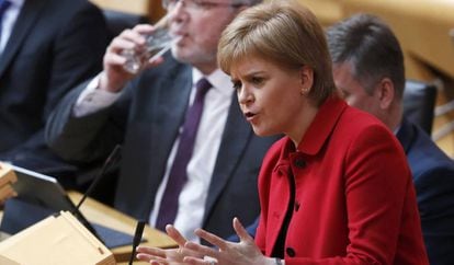 A ministra-chefe escocesa, Nicola Sturgeon, durante o debate no Parlamento escocês nesta terça.