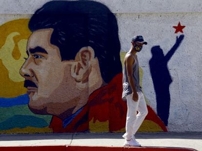 Un mural de Nicolás Maduro en una calle de  la ciudad de Guacara, en el norte del Venezuela, el pasado 2 de diciembre