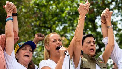 Esposas de políticos oposicionistas presos protestam em Caracas.