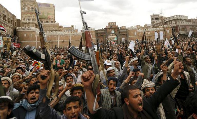 Manifestação nesta quinta-feira contra os bombardeios, em Sanaa.