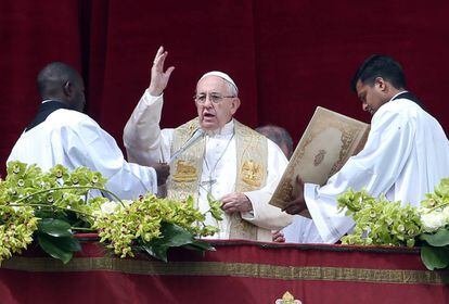 O Papa Francisco dá a bênção Urbi et Orbi em Roma neste domingo.