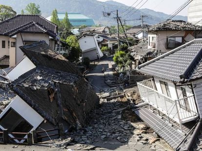 Casas destruídas em Kumamoto (Japão) depois do terremoto de 16 de abril de 2016