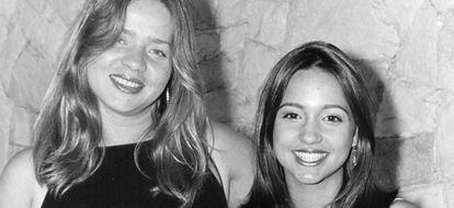 A professora de música Estela Pacheco (à esq.), morta em 2000 aos 35 anos, e a filha Laila, em uma imagem de arquivo.