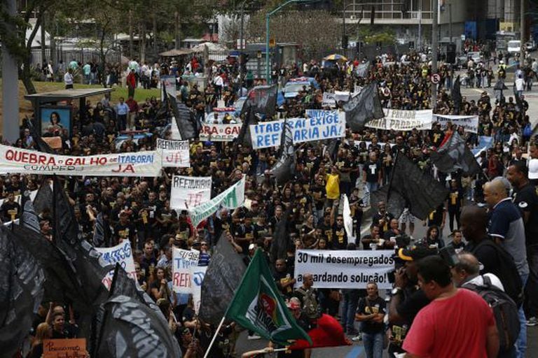Manifestação de trabalhadores despedidos no Rio, nesta segunda.