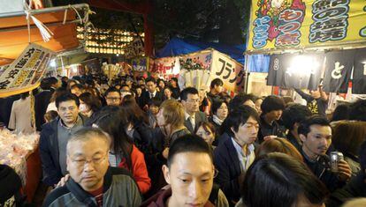 Fila para entrar no santuário Hanazono de Shinjuku (Tóquio) durante o Festival Otori.