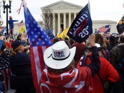 Manifestantes trumpistas, no exterior do Supremo Tribunal em Washington, neste sábado.