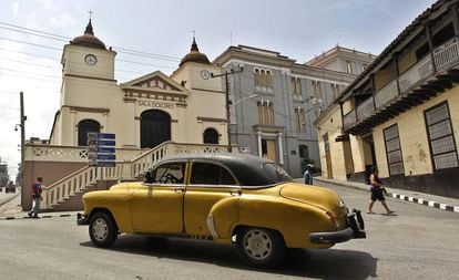 Um carro diante da sala de concertos Dolores, em uma antiga igreja da praça de mesmo nome, em Santiago de Cuba.
