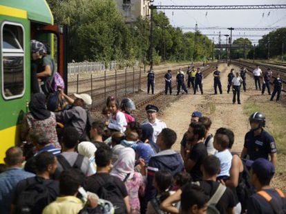 Refugiados tentam deixar a Hungria para a &Aacute;ustria e a Alemanha, no &uacute;ltimo dia 3. 
