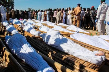 Funeral da matança em 28 de novembro de 2020 na Nigéria, perpetrada supostamente por membros do grupo jihadista Boko Haram.