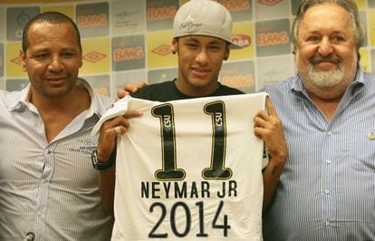 Neymar e seu pai (à esq.), quando o jogador renovou em 2011 com o Santos.