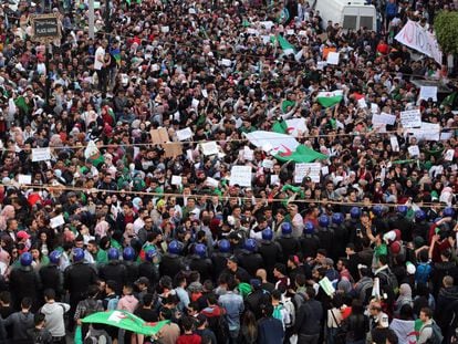 Estudantes argelinos protestam contra Buteflika em 5 de março.