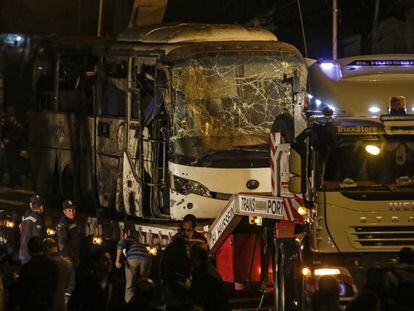 O ônibus atingido pela explosão. 
