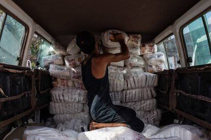 Carregamento de comida em Pacaraima, Brasil, para ser levado à Venezuela.